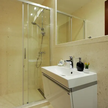 Main Street Studio And 4* زادار